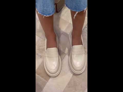 Carvalho Off-White Leather Loafers – video