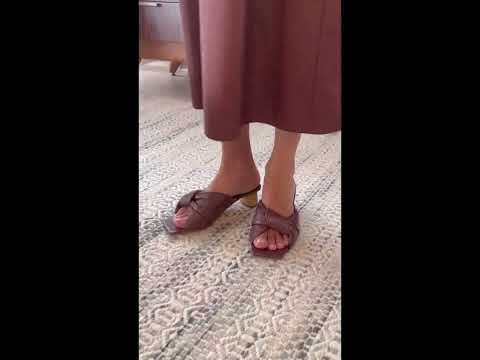 Carobá Chocolat Leather Mules – 4.5cm Cylindrical Block Heel – video
